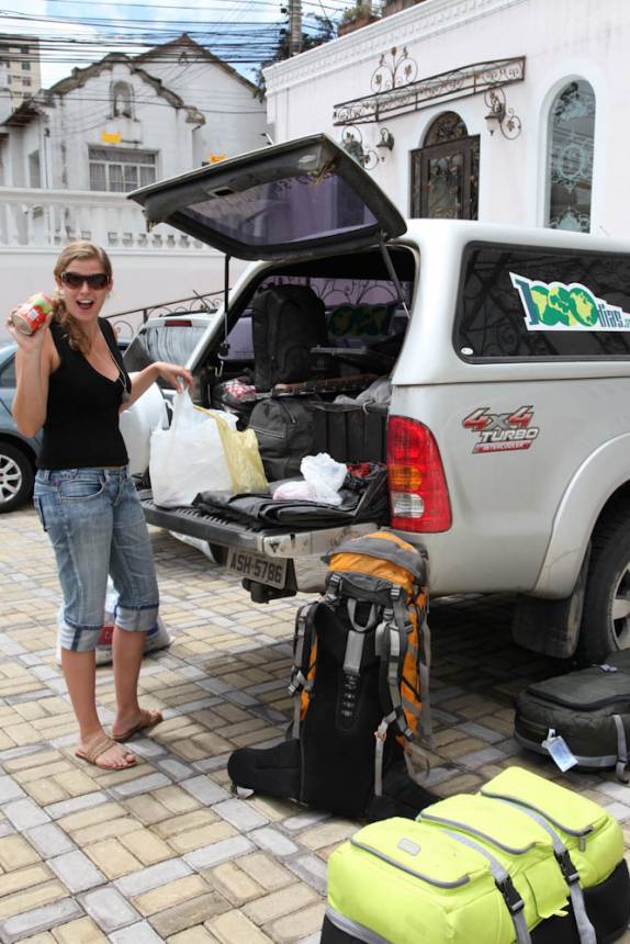 Carregando a Fiona com a bagagem de quatro pessoas, em Quito - Equador